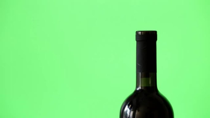 绿色背景上的一瓶葡萄酒，相机移动小车，绿色屏幕