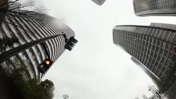 雨天开车。市区多雨，镜头上有雨滴