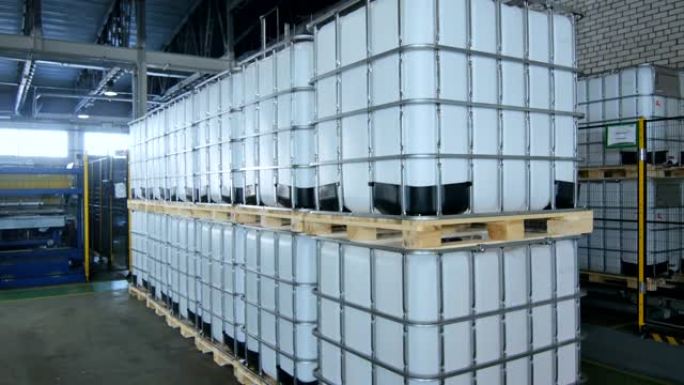 相机在框架中显示了已完成的中间散装集装箱