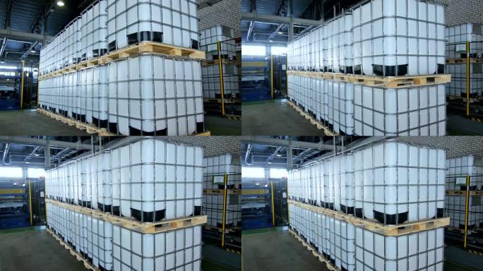 相机在框架中显示了已完成的中间散装集装箱