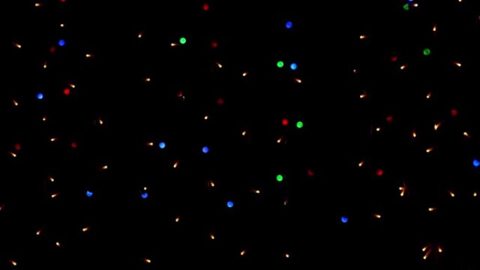 黑色背景上的五彩花环灯。新年或圣诞节，多功能节日和神奇的背景
