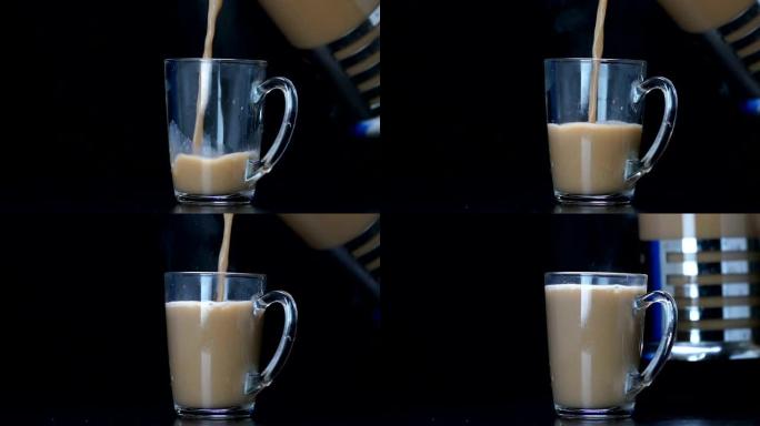 倒入带有牛奶和香料的印度马萨拉茶中