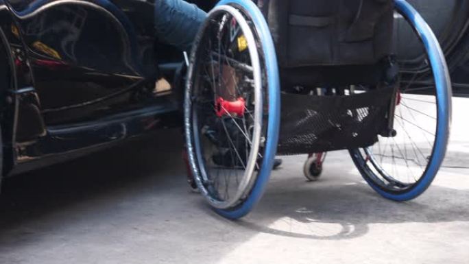 轮椅残疾人自行下车
