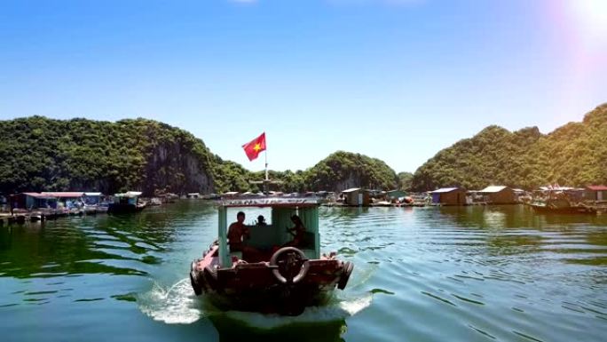 带有游客的摩托艇在海湾上驶向浮动村庄