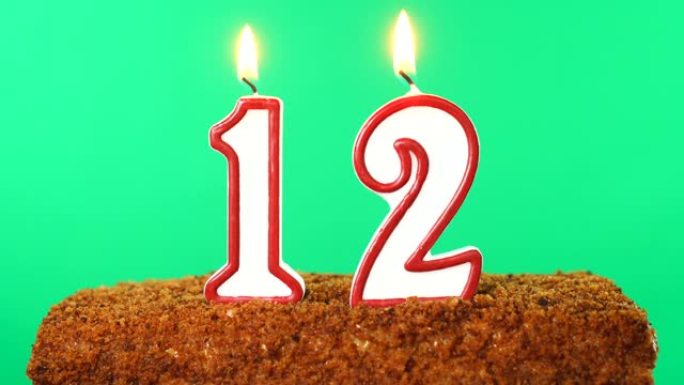 用12号点燃的蜡烛蛋糕。色度键。绿屏。隔离