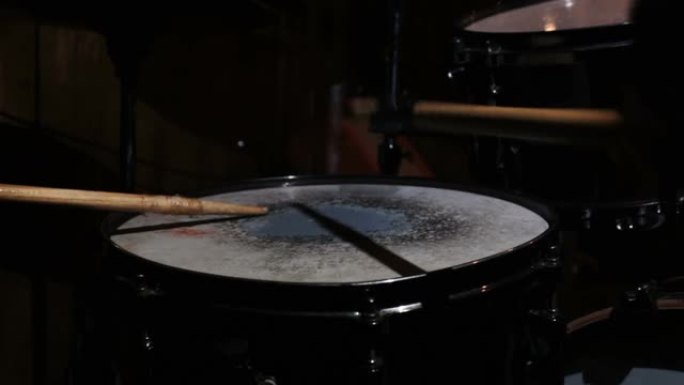 鼓手演奏鼓组的手的特写镜头。鼓手演奏鼓组的特写镜头。