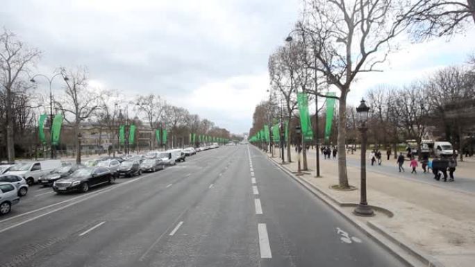 法国巴黎市中心街边街景行人车辆冬天冬季