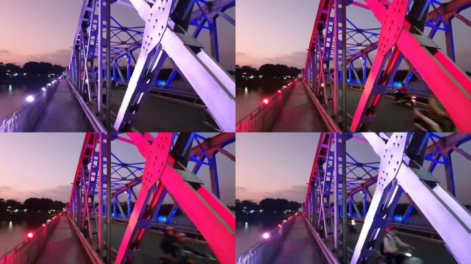 董里天桥 (Trang Tien Bridge) 在越南夜间的夜晚