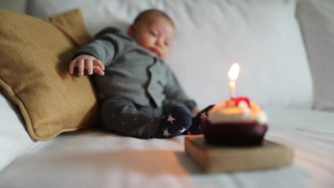 新生婴儿生命的第一个月庆祝蛋糕上的烛光