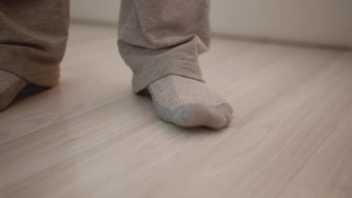 一个男人的腿上的袜子在家里一个轻层压