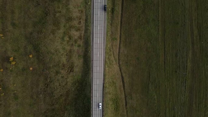 在乡村道路上行驶的汽车交通的空中俯视4k
