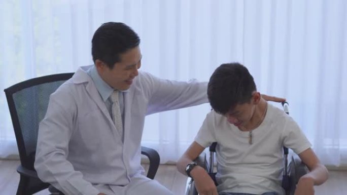 儿童自闭症，腿部残疾，坐在轮椅上，根据医院预约来看病