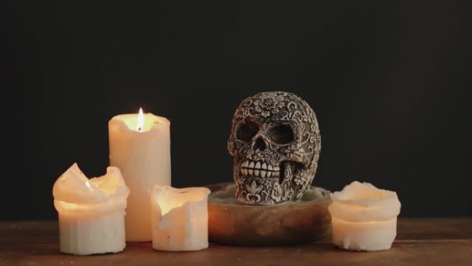 桌上有蜡烛的风格化头骨