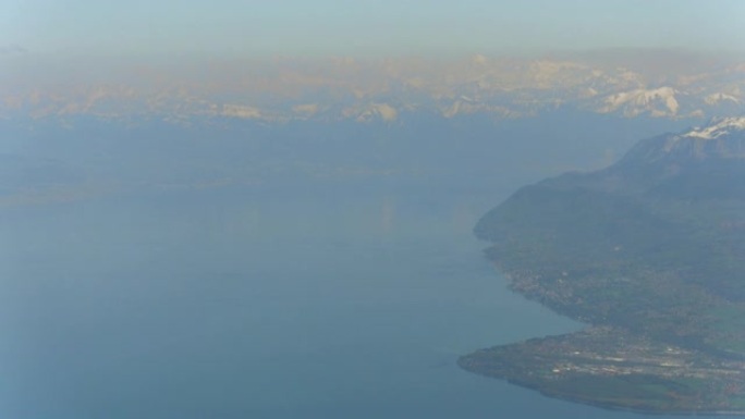 飞越日内瓦湖和瑞士阿尔卑斯山