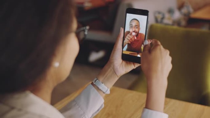 黑人女商人在智能手机上的视频通话中与男性同事交谈
