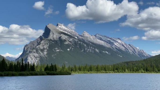 加拿大艾伯塔省班夫夏季朱红色湖和朗德尔山