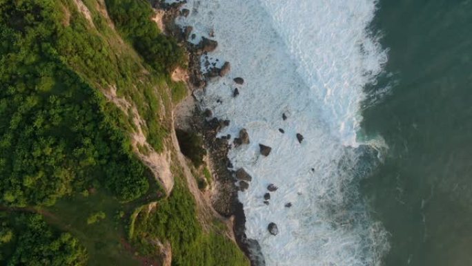 普拉乌鲁瓦图悬崖的景观。波浪在多岩石的海岸破裂。海景，岩石，海洋。