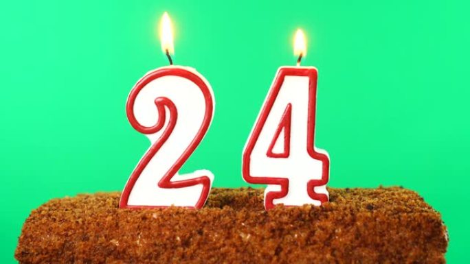 用24号点燃蜡烛的蛋糕。色度键。绿屏。隔离