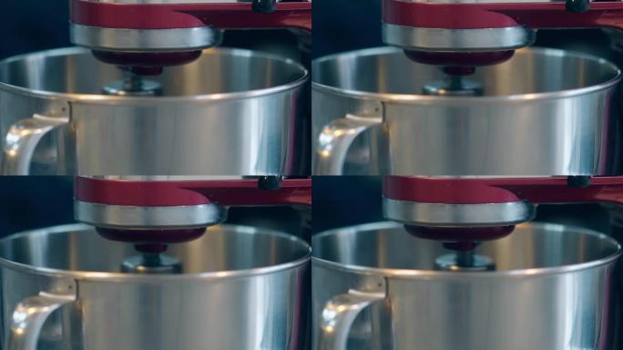 搅拌机自动在金属碗中旋转，准备奶油