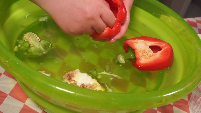 清洗彩椒甜椒柿子椒去籽洗菜 (1)