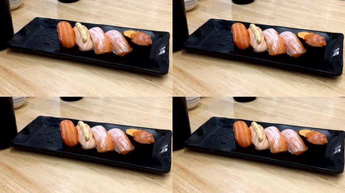 餐厅桌子上摆着寿司日式食物。