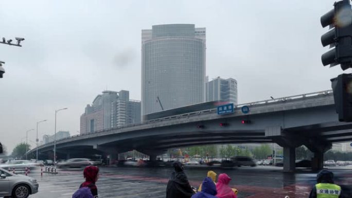 时间流逝，中关村大街四通桥交通流量 (中国硅谷)，雨景