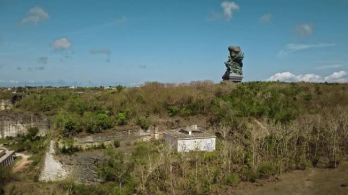 巴厘岛最具标志性的地标性印度教鹰航Wisnu Kencana雕像也是GWK雕像高122米