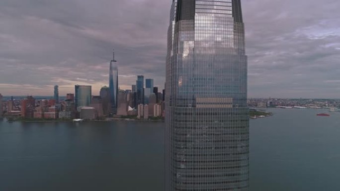 从新泽西州泽西市的保卢斯·胡克 (Paulus Hook) 可以看到曼哈顿的遥远景色，前面是高露洁中