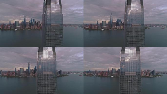从新泽西州泽西市的保卢斯·胡克 (Paulus Hook) 可以看到曼哈顿的遥远景色，前面是高露洁中