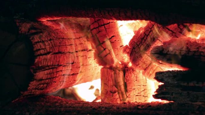 大型篝火燃烧的特写镜头，篝火堆的木头