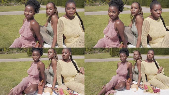 夏天公园里三个漂亮的年轻女子。