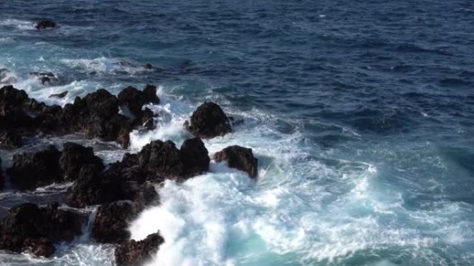 白浪在大西洋沿岸的黑色熔岩上坠毁