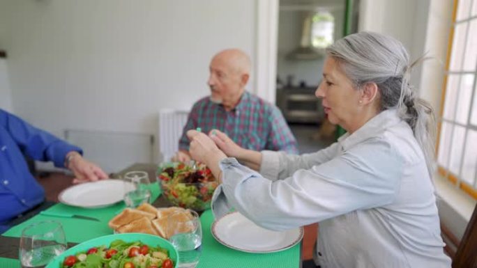 退休社区共享食物的老年人群