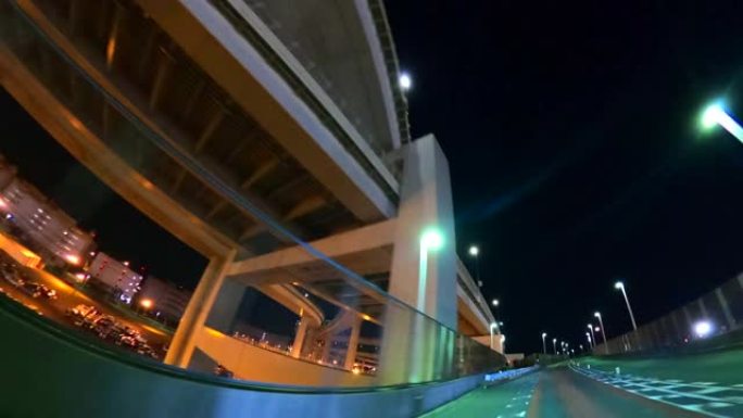 夜间在桥上行驶夜间在桥上行驶