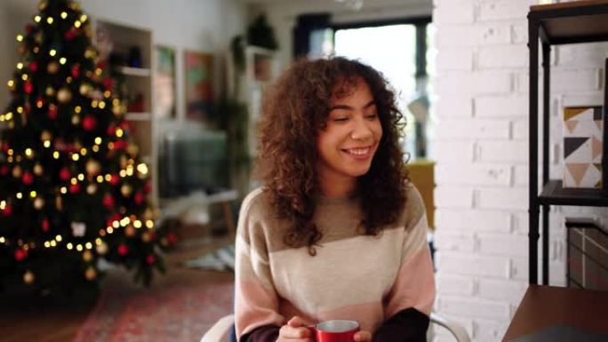 女孩在圣诞节期间通过视频通话与家人交谈