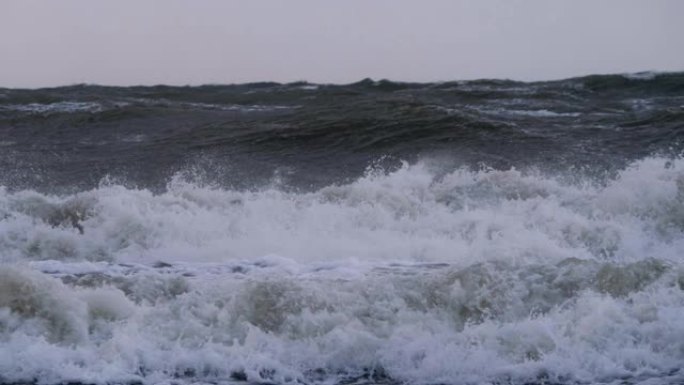 极大的海浪撞击海岸，太平洋美丽的海浪。超级慢动作。风暴期间的海浪。强大的海上热带飓风。全球变暖。恶劣