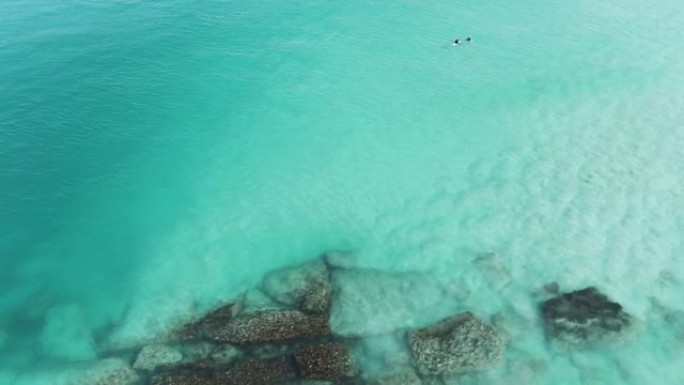 西澳大利亚州冲浪者的航拍画面。清澈的海水。旅游绿野仙踪。