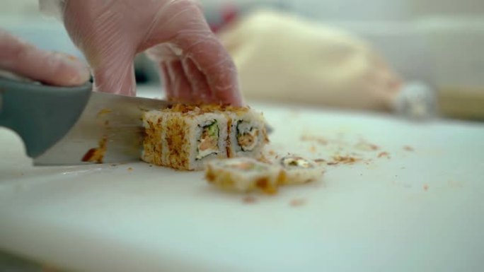 库克准备了一个日本卷，上面装饰着烤鳗鱼皮，浮油。