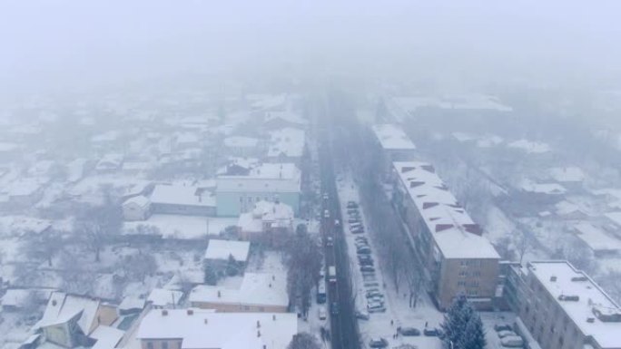 降雪中的小镇鸟瞰图。暴雪。暴风雪。