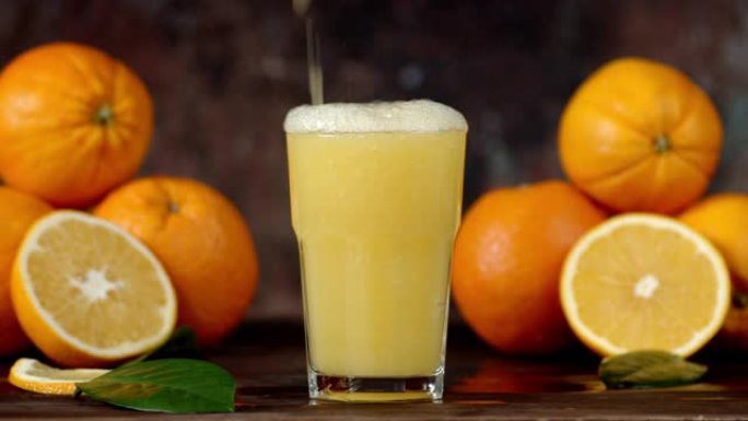 橙汁倒入玻璃杯中。