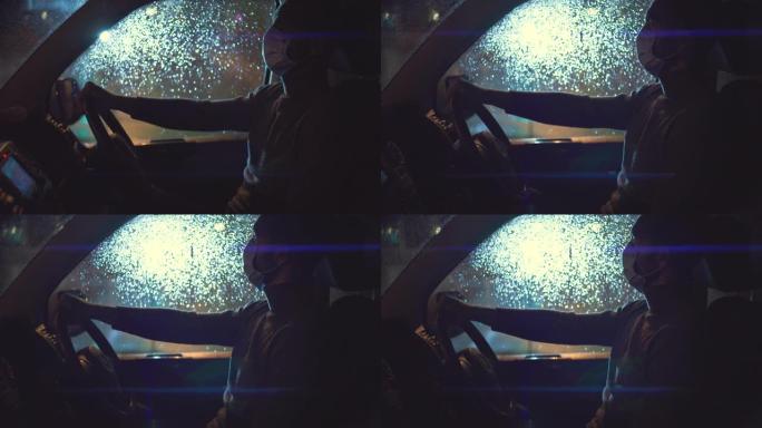 下雨的夜晚，戴着医用口罩的男人坐在车里