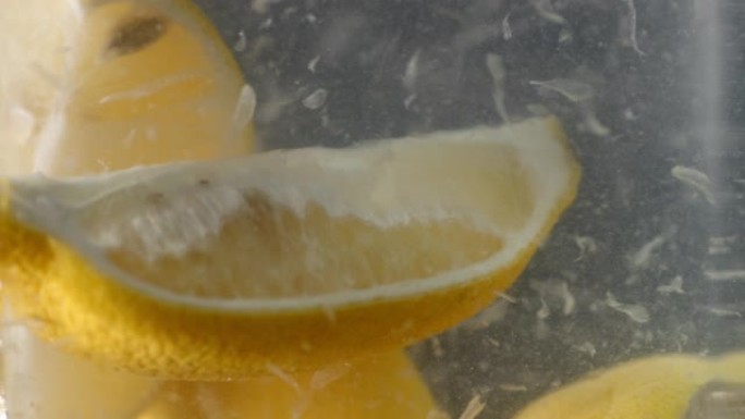 柠檬片在水下放冰块。