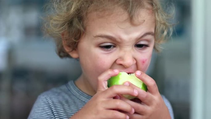 婴儿吃青苹果水果吃一口