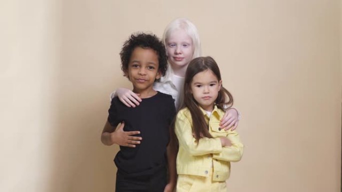 不同国籍和肤色的可爱的孩子站在一起