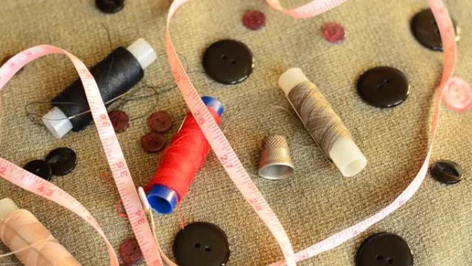 缝纫配件: 针、线、纽扣、顶针和卷尺