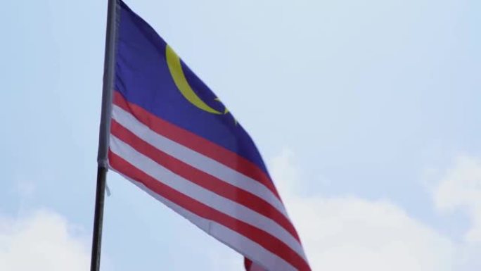 蓝天下的马来西亚国旗