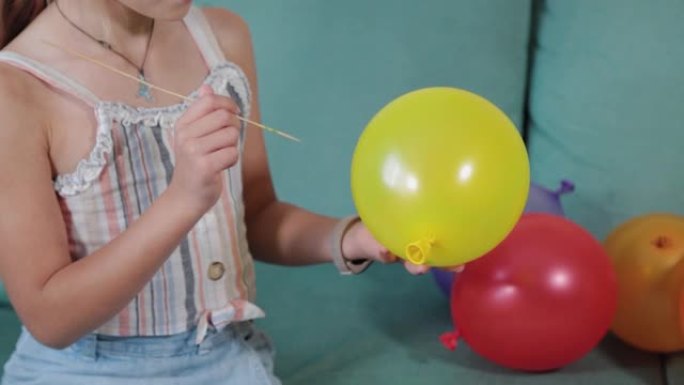 快乐的女孩在公寓里爆气球
