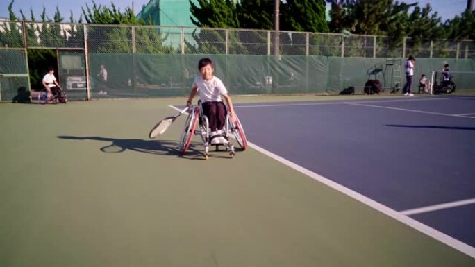 一个十几岁的网球运动员在热身的大范围跟踪镜头