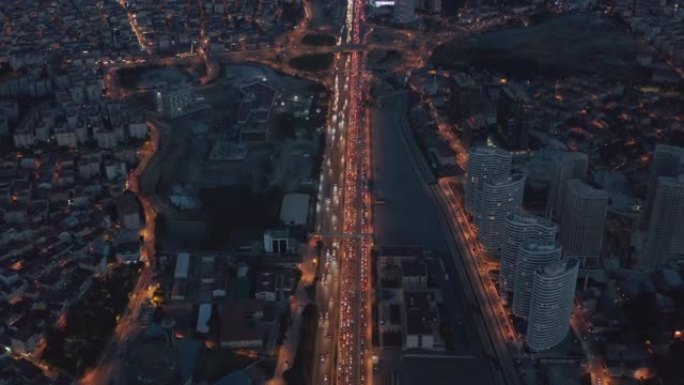 伊斯坦布尔金融区城市夜间的长高速公路或高速公路无尽的介绍交通拥堵和红灯的距离，鸟瞰图