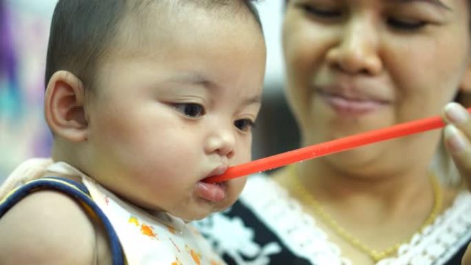 新生婴儿吃水喂食吸管泰国婴儿
